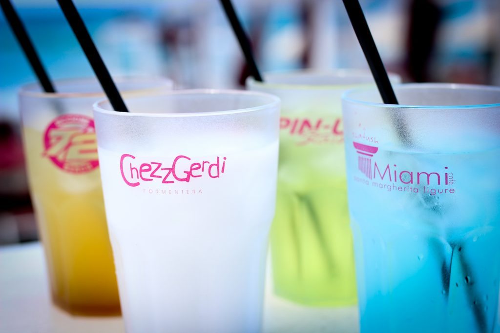 Bicchieri in policarbonato personalizzati con loghi per cocktail. 