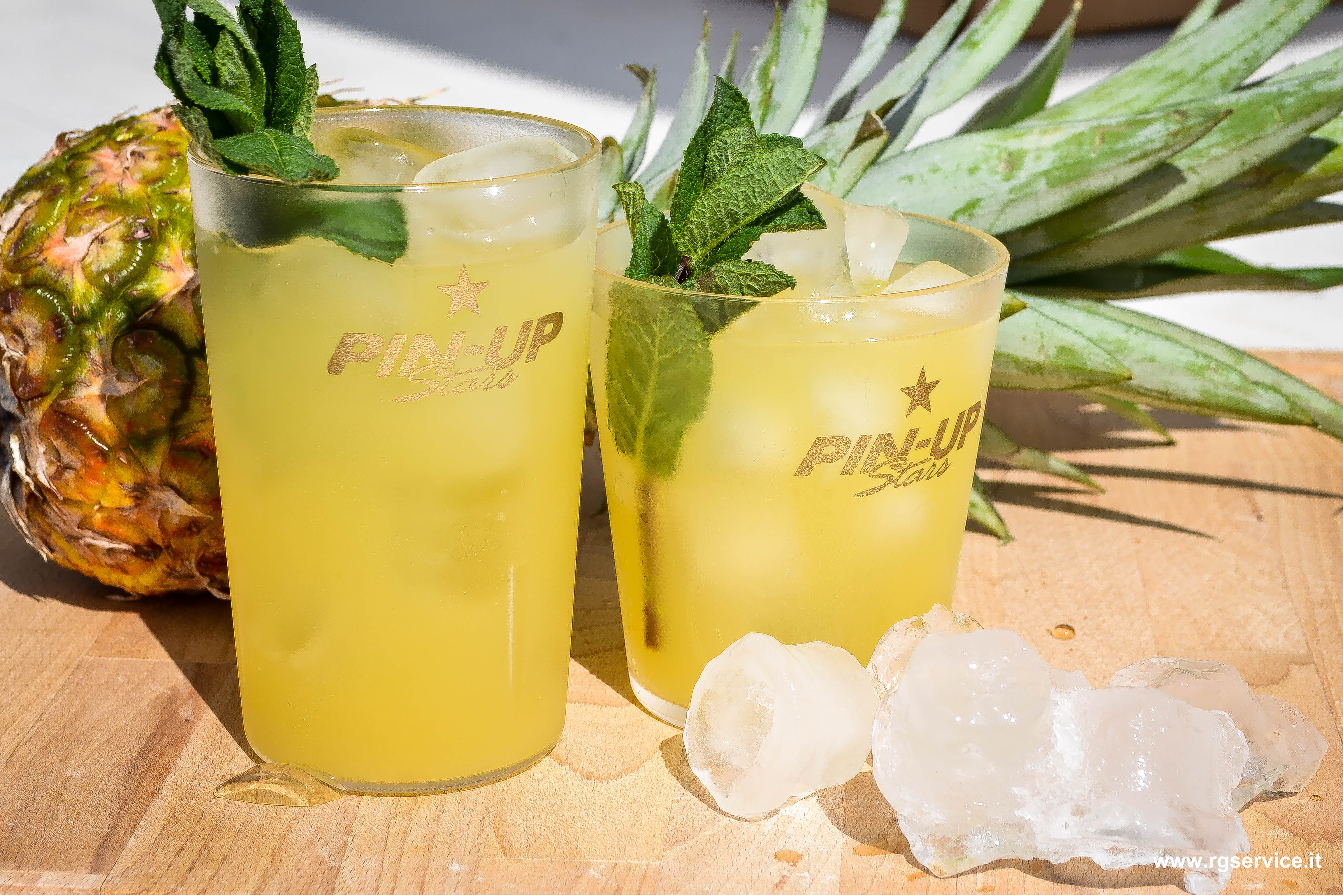 Bicchieri in san per cocktail personalizzati con loghi.